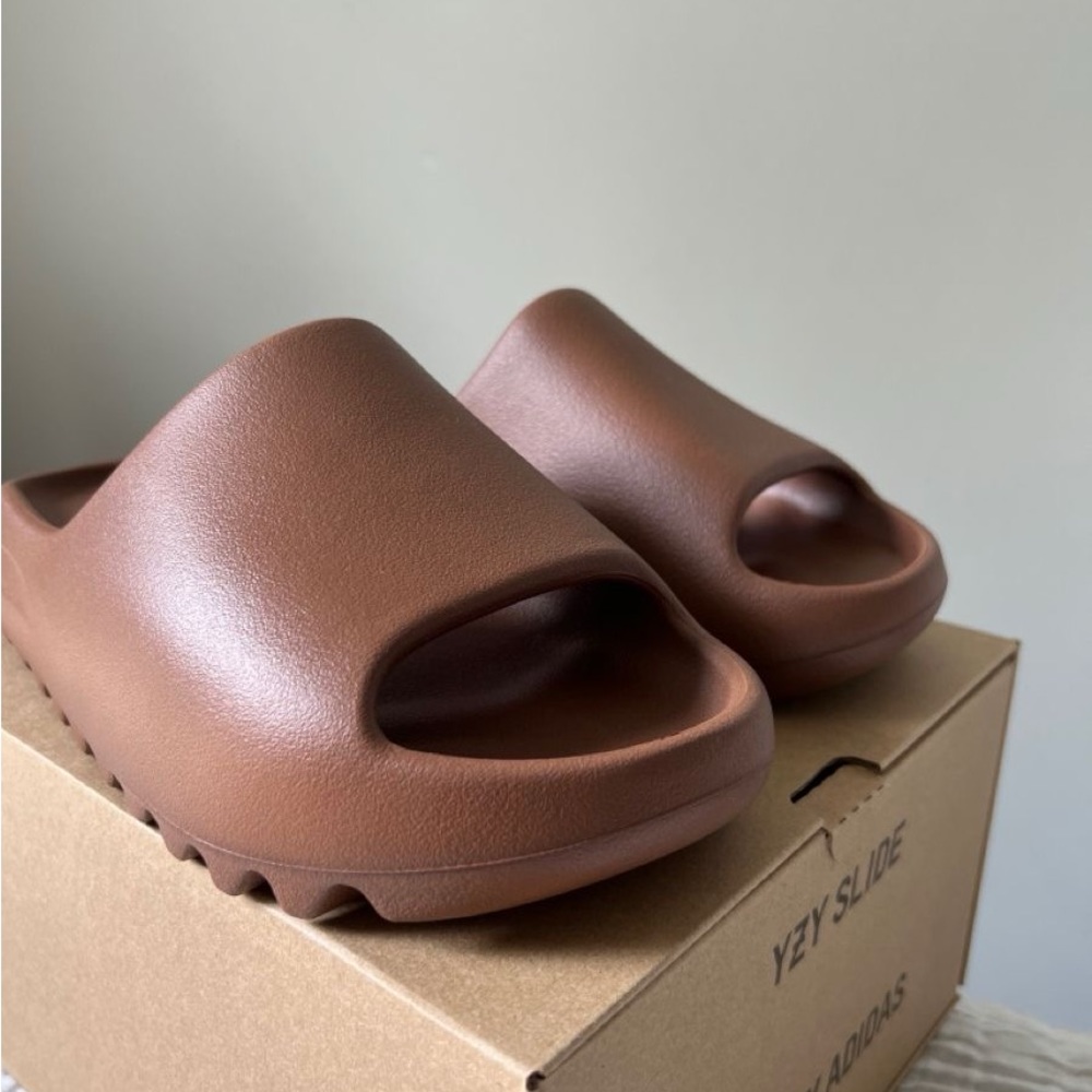 Yeezy Slide - Picture 3 of 5